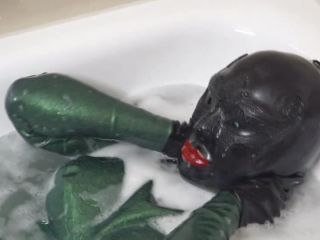 Video Latex in the bath tube ansehen Madame Tina-3
