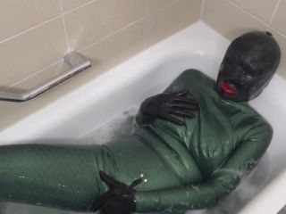 Video Latex in the bath tube ansehen Madame Tina-7