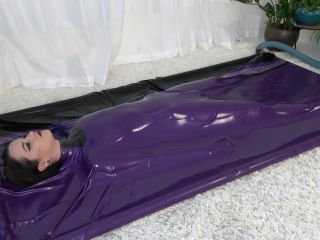 Online Encased in Latex – Roxy – VacBed - latex-8