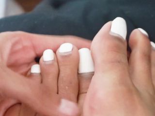 Kylie le beau Kylielebeau - showing off my feet before i get them done tomorrow im getting another white pedicure o 23-12-2019-7