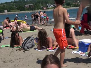 Beach voyeur secretly examines three girls-1