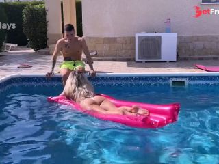 [GetFreeDays.com] La Mamma Del Vicino Si Fa Mettere a Pecora in Piscina, Si Fa Scopare a 90 E L... Adult Film May 2023-1