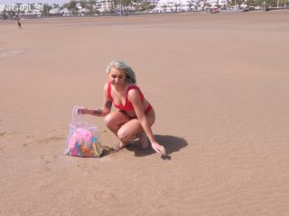 Busty Babe First Time Topless On The Beach Wants You To Wank Over Her T-0