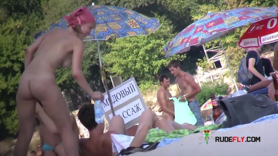 Amateur make fun at a nude plage  3