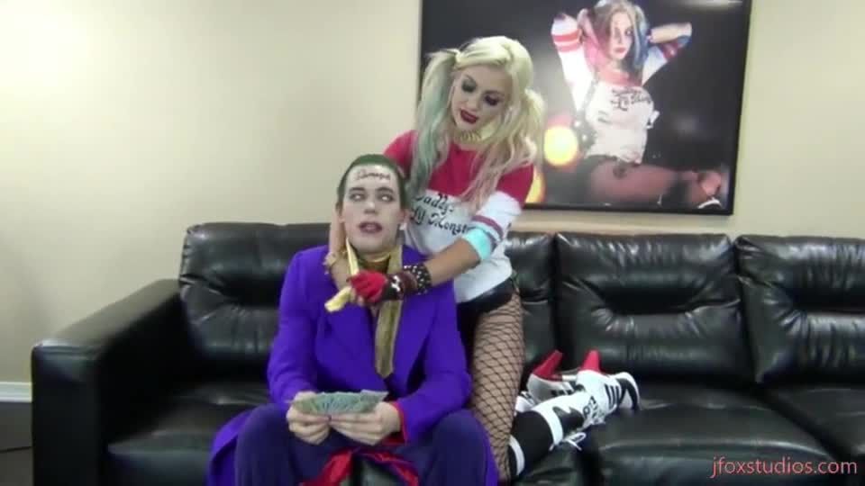 Horny Harley Quinn hard pegging the Joker