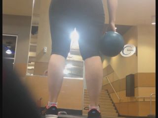Noticeable ass in the gym-4